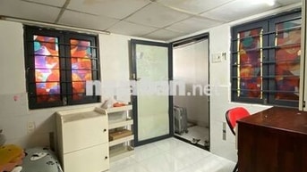 Phòng 2 cửa sổ có nội thất đầy đủ ở Bình Thạnh