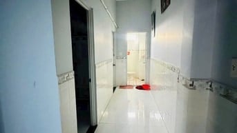 Nhà mặt tiền ngay trung tâm. Cần bán gấp giá cả còn thương lượng.
