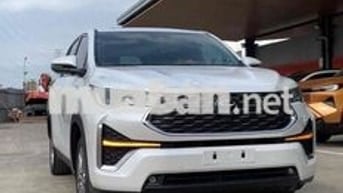 Toyota Innova Cross HEV trắng giao tháng 6