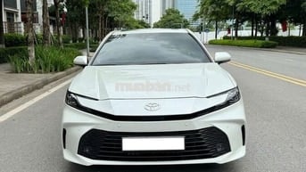 Toyota Camry 2025 2.0Q 20000 km Trắng