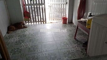 Nhà cấp 4 có gác, có sân để xe rộng rãi..