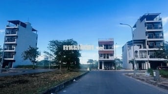 Cần tiền xử lý công việc nên chuyển nhượng đất tại khu đô thị FPT