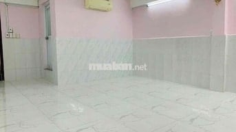 Cho thuê nhà mặt tiền DT 4m5x17 nở hậu 5m3 .1 lầu 2 P .3 wc