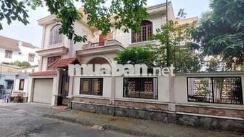 BIỆT THỰ KIỂU PHÁP VIP BÊN SÔNG HBC – 300M² – GARA Ô TÔ – 4PN 