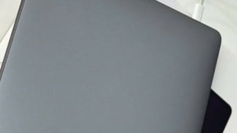 Em cần bán Macbook Pro 13' 2018 Cấu hình: i7 | 2.7 |Ram 16GB |SSD 256g