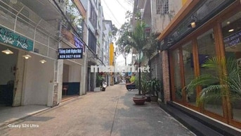 Nhà đúc Bê Tông, kết cấu 4 Tầng, gần đường Xe Tải, sát Mặt Tiền