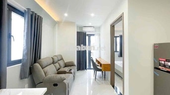 Cho thuê căn hộ dịch vụ 1 phòng ngủ ban công ngay trung tâm quận 10