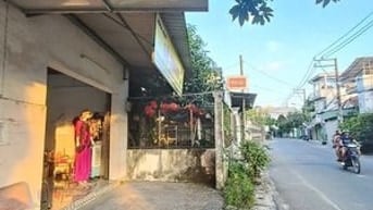NHÀ MẶT TIỀN ĐƯỜNG THỚI THAM THÔN 11A - HÓC MÔN - 2 LẦU - SÂN THƯỢNG