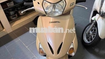 Honda Lead 110cc màu Vàng be