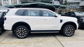 Ford Everest Platinum Trắng