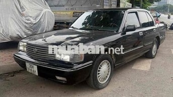 Toyota Crown Đen