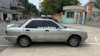Nissan Sunny Bạc