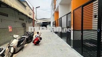 1 trệt 1 lầu 3 phòng ngủ 2 tolet 1 ban công