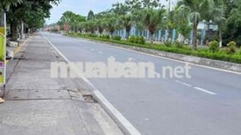 Nhà mặt tiền khu buôn bán, dân cư đông đúc, ngay trung tâm