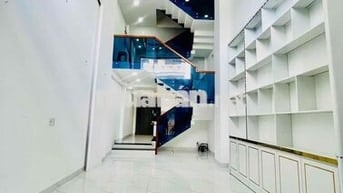 Cho Thuê Nhà Ngay Chân Cầu Ngã Tư Ga DT 250m2 1Trệt 4Lầu 4Pn 5Wc