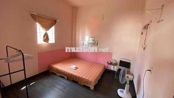 Giành cho nữ, căn phòng màu hồng nền nhà màu gỗ đen. máy lạnh