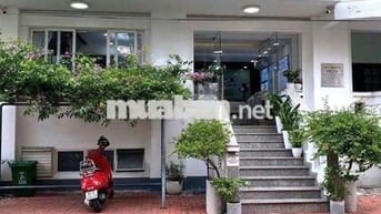 Cho Thuê Mặt Bằng Đường Cách Mạng Tháng 8, Quận 3 (Ngang 8m - Có Sân)