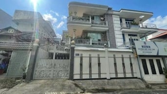 24 Tỷ! Bán Khuôn Đất Xây Cao Hẻm Xe Hơi Ngay Vincom Nguyễn Xí - 10x16m