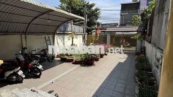 Cho thuê nhà 240m2 có 6 phòng, 5wc gần chợ xóm vắng Dĩ An