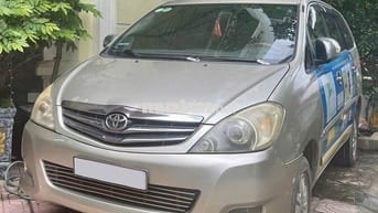 Toyota Innova màu Vàng cát