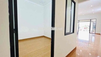 Nhà co sân ô tô, p khách + bếp liền nhau , 2 pn, 1  wcDiện tích: 5*23