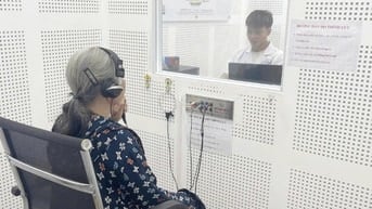 Nghe kém hơn  vì đeo máy trợ thính kém chất lượng