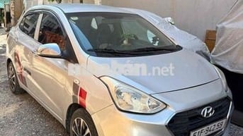 Hyundai i10 màu Bạc