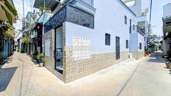 cần bân gấp nhà góc 2 mặt tiền hẻm 1147 huỳnh tấn phát giá rẻ