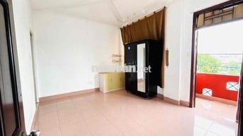 trọ ban công, cách trường Huflit 300m, 2tr6