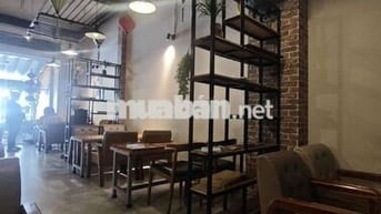 sang quán cà phê đối diện nhà thờ
