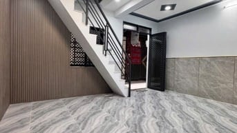 Nhà Ngay Chợ Hiệp Thành,ht13, 5x6,5m,1 lầu 2 PN, ban công,nhà đẹp