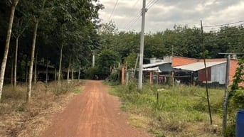 tôi bán miếng đất diện tích 2,400m giá bán 80trieu sổ sẳn ,đường oto 