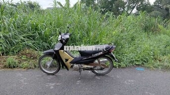 xe ruồi đậu nổ máy êm du 