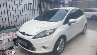 Ford Fiesta Trắng Tự động