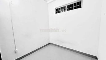 Phòng trống  cách trường UFM 5p, gần KCX Tân Thuận