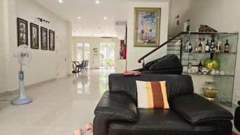 Phố Nguyễn Văn Cừ - Ô Tô Tránh – 291 M2 3 T – MT 9.5 M – Giá 72.8 T