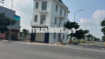Cho thuê mặt bằng lô góc diện tích 150m2. 1 trệt 2 lầu.