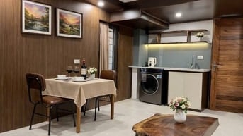 Bán nhà lô góc Yên Lạc, Hai Bà Trưng, thang máy, ô tô đỗ cửa, 54m2, gi
