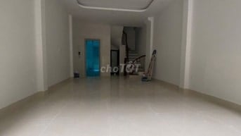 Nhà liền kề đường Hoàng Quốc Việt, Dt 70m2 x 5 tầng thông có Thang Máy