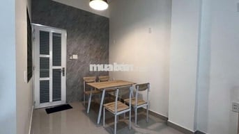 PHÒNG RỘNG RÃI, MỚI LÀM, Ở NGAY, GẦN NGÃ TƯ HÀNG XANH, CẦU THỊ NGHÈ