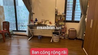 Phòng tầng 3 ngõ 236 khương đình sàn gỗ ban công thoáng