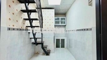 Nhà Nguyễn Tất Thành Quận 4 - Nhỏ Xinh - Còn Thương Lượng Tốt