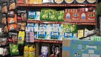 Sang cửa hàng tạp hoá, mặt tiền đường Phan Văn Đối