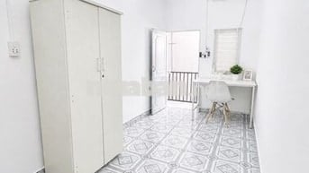 Phòng cho thuê full nội thất giá rẻ cửa sổ trời bancol chung thoáng