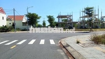 Bán lô góc ngã tư sổ hồng 177m2 cao ráo không lụt lội đường 13,5m