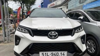 Toyota Fortuner Legender máy xăng, 1 cầu, 11k km