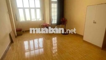 phòng 30m2 có giường nệm, kệ, tủ nhỏ