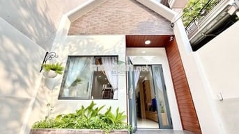 CHO THUÊ NHÀ ĐẸP 2PN FULL NỘI THẤT CÓ SÂN RỘNG KHU PHƯỚC LONG GIÁ 20TR
