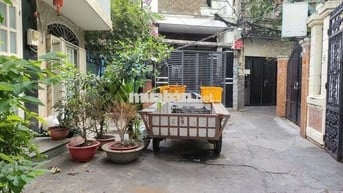 Bán gấp nhà 3 lầu CMT8, quận 10. Hẻm rộng rãi 7m gần chợ Hòa Hưng