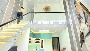 Nhà đẹp tuyệt vời đường trước nhà 6 m gần quận 4
